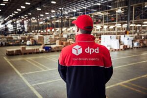 Сотрудник почтового состава DPD в Brwinów (20 км от Варшавы)